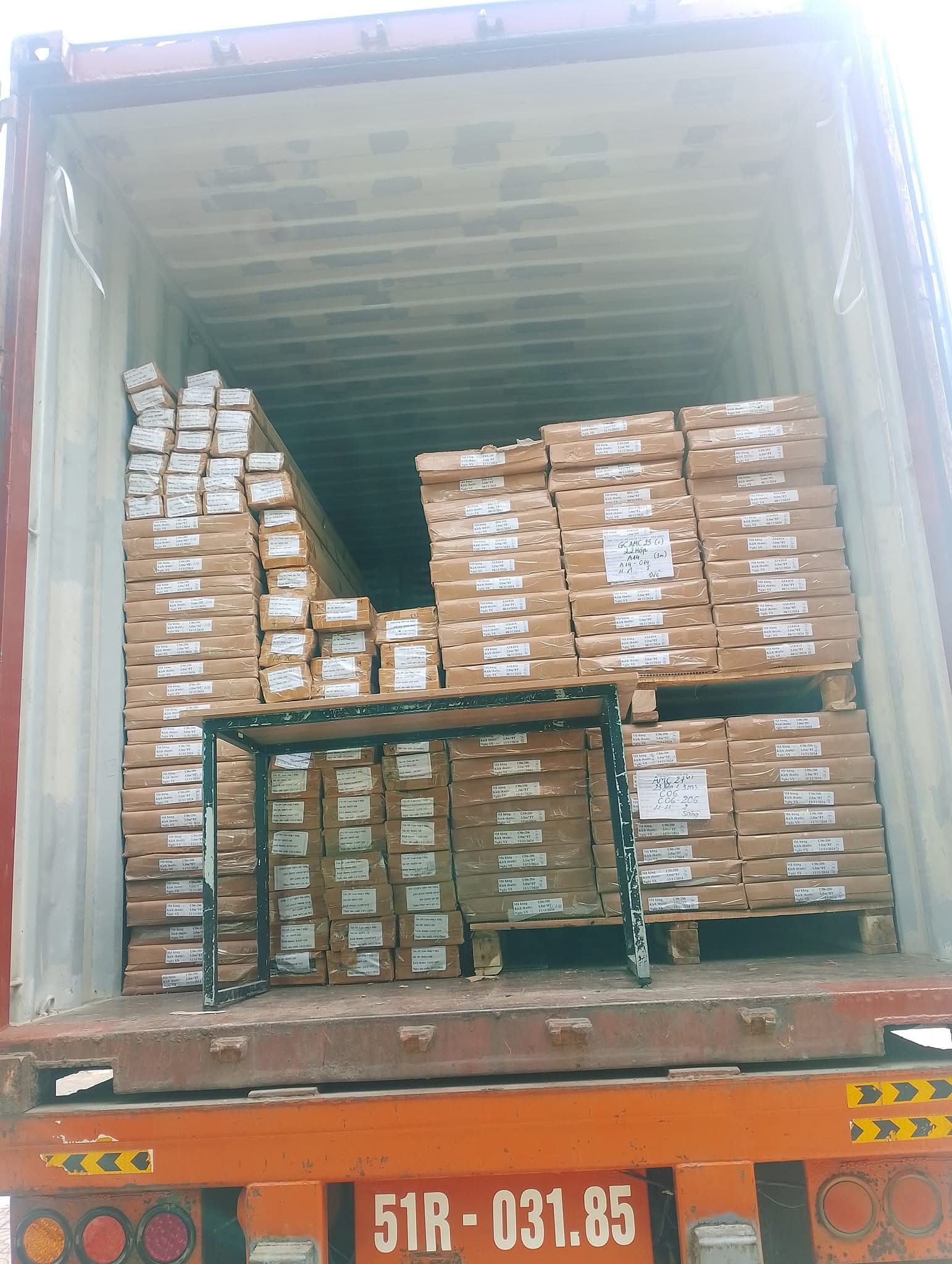 Hình ảnh bốc xếp hàng hóa 247