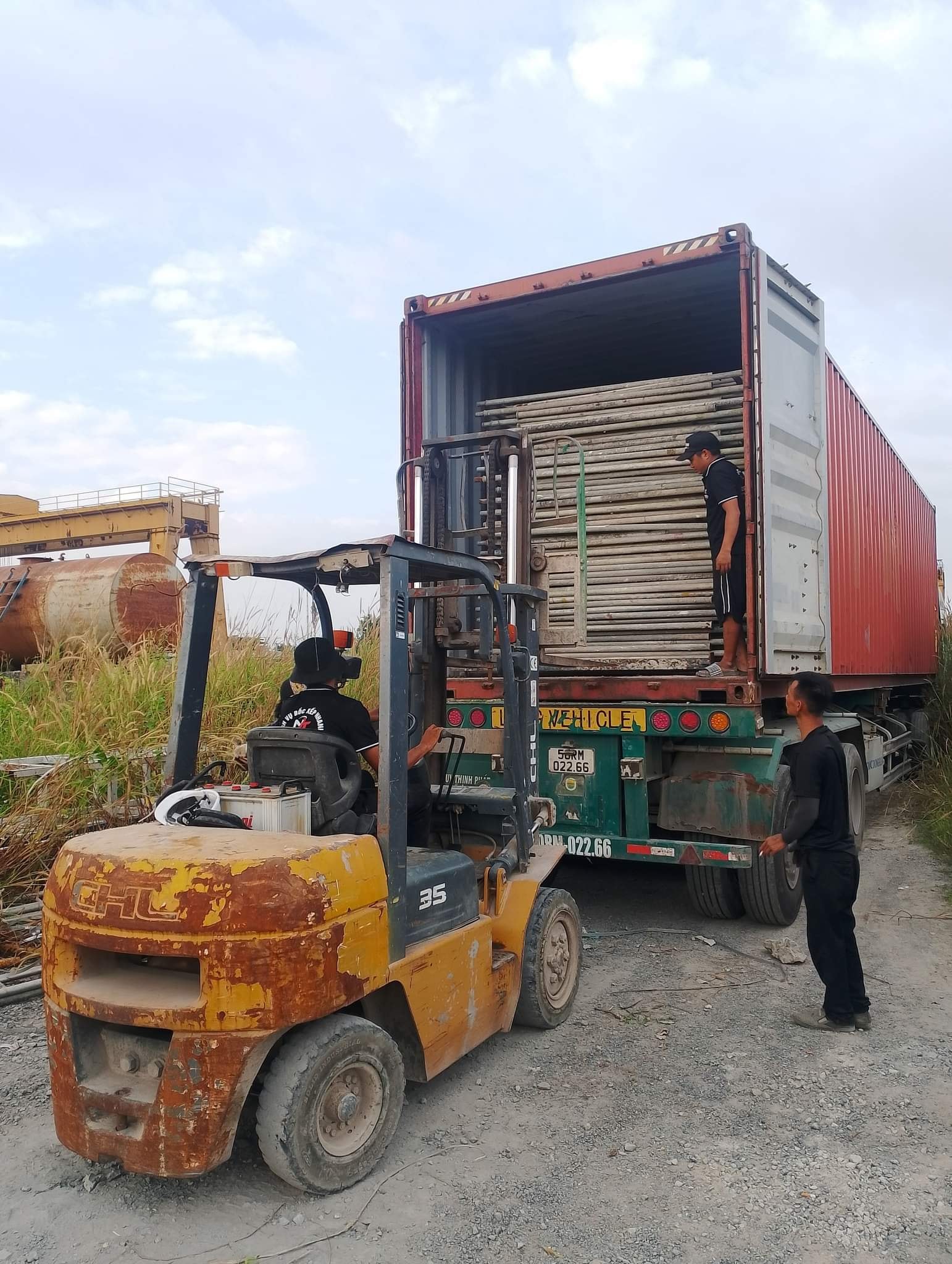 Hình ảnh bốc xếp hàng hóa 247