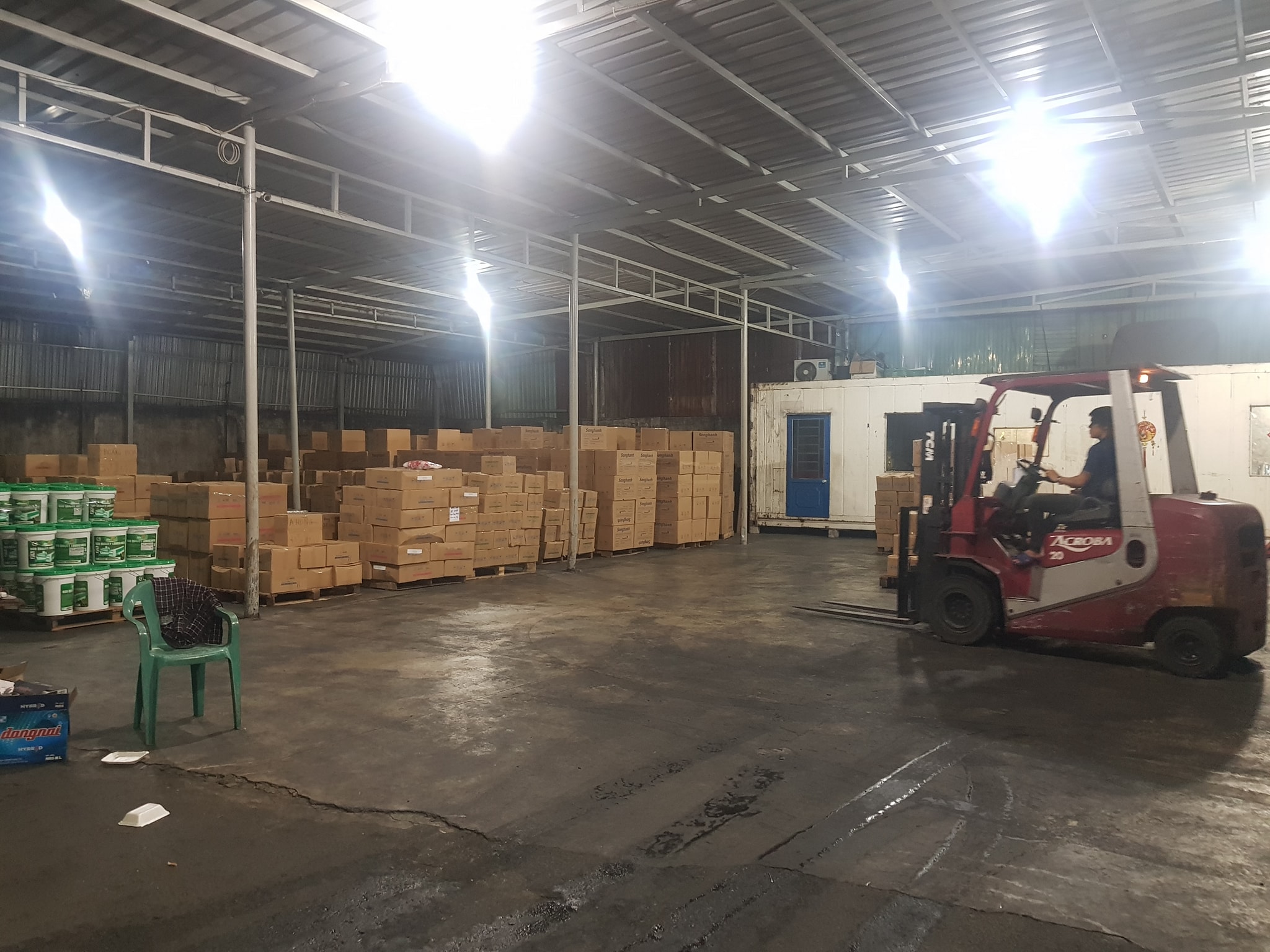 Hình ảnh bốc xếp hàng hóa 247