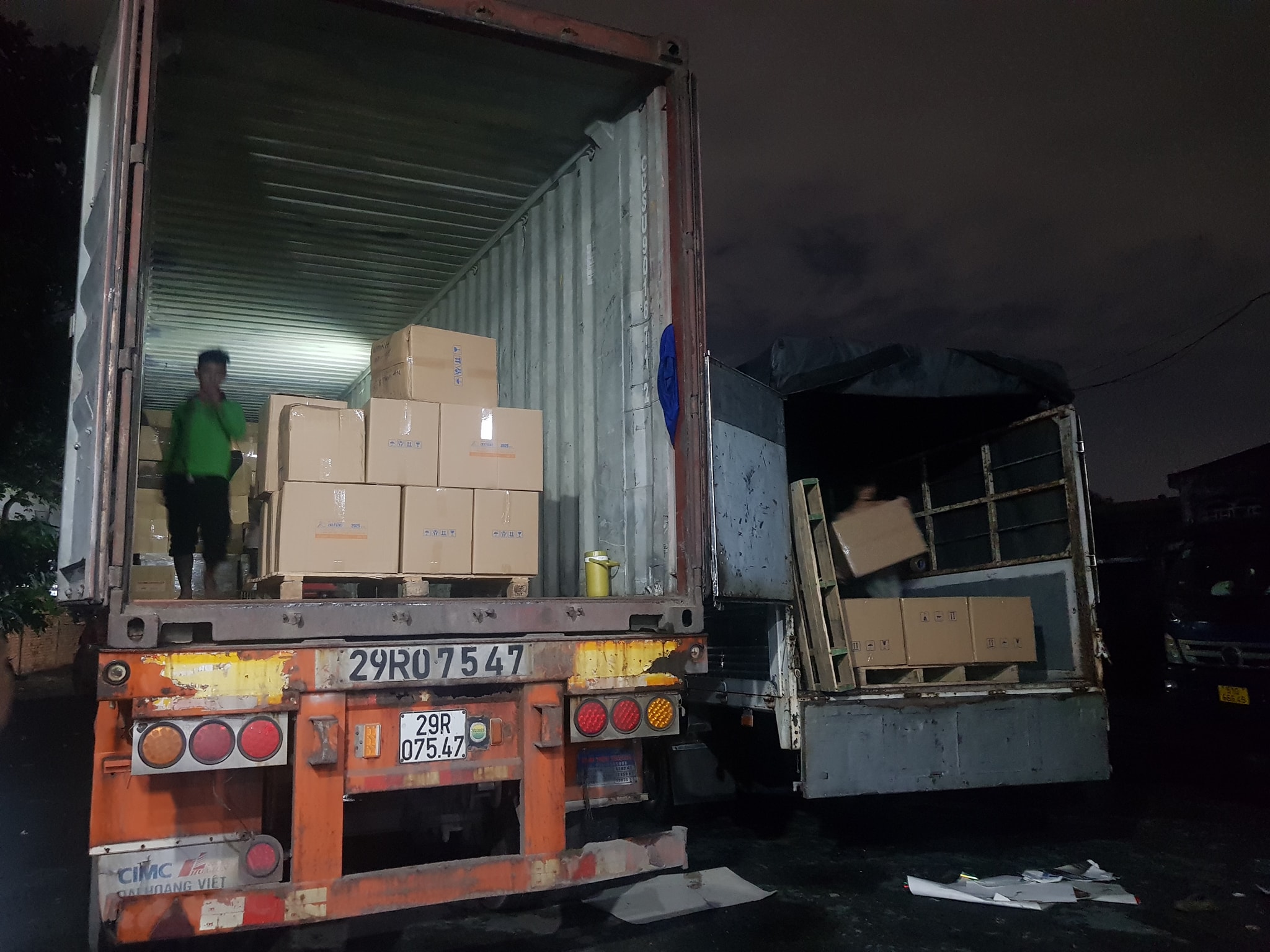 Hình ảnh bốc xếp hàng hóa 247