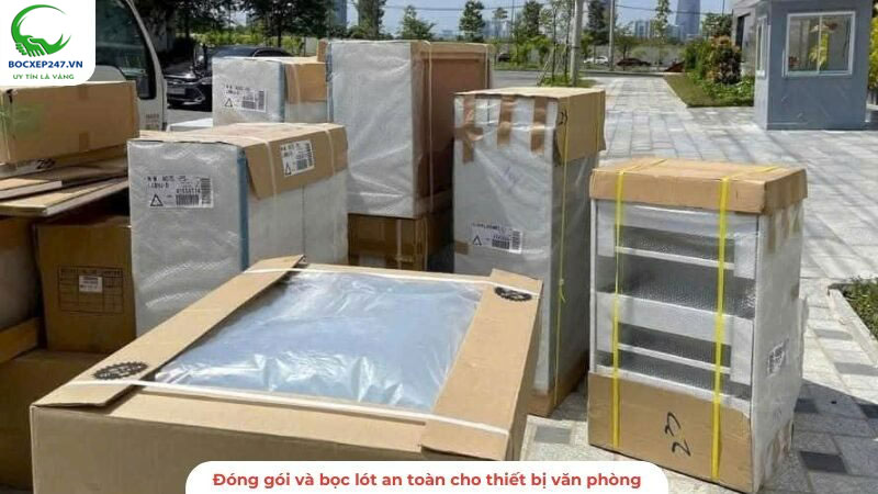 Nhân viên chuyển văn phòng đang đóng gói đồ đạc cẩn thận